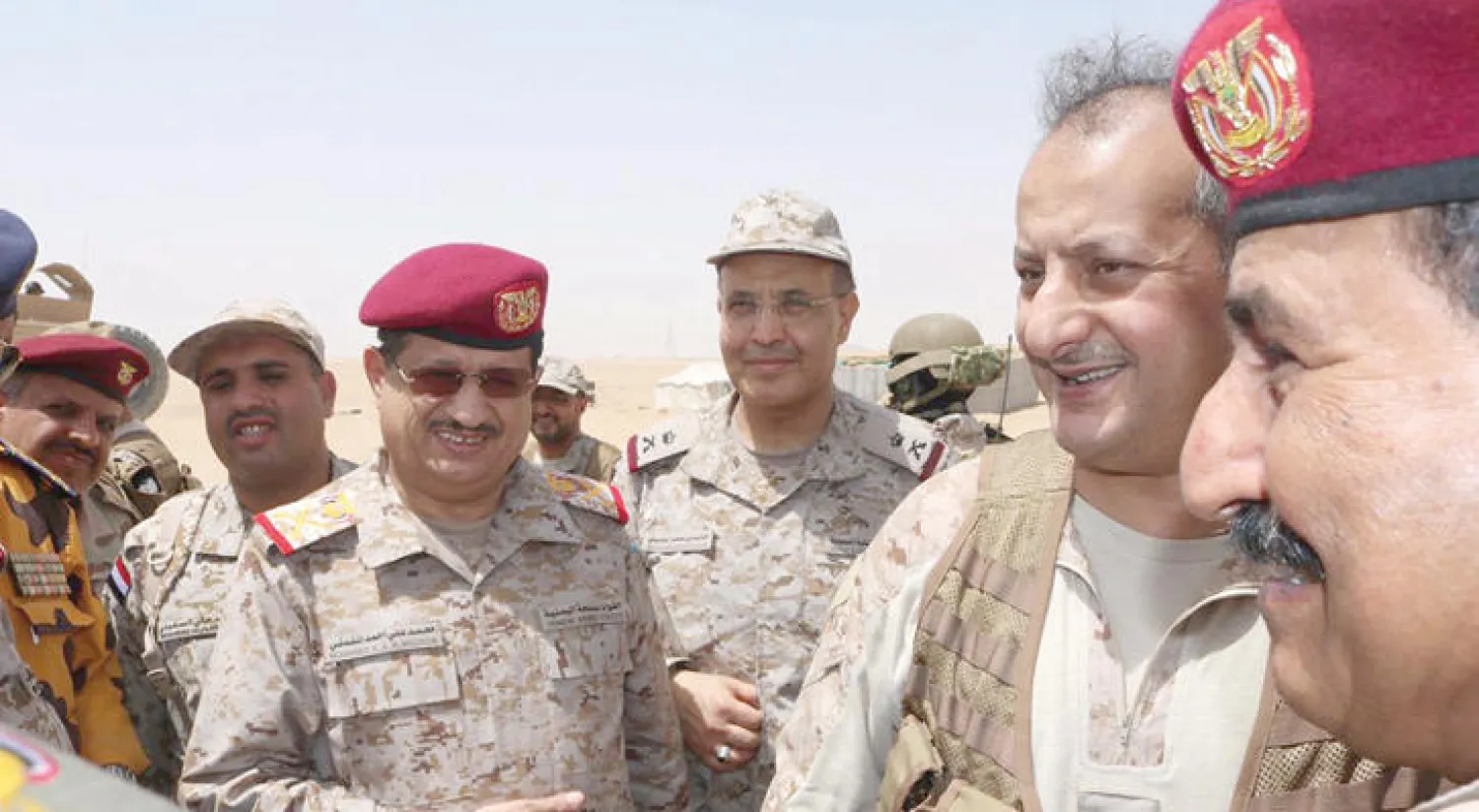 الأمير فهد بن تركي قائد عمليات قوات التحالف برفقة الفريق الركن علي محسن الأحمر ({الشرق الأوسط})