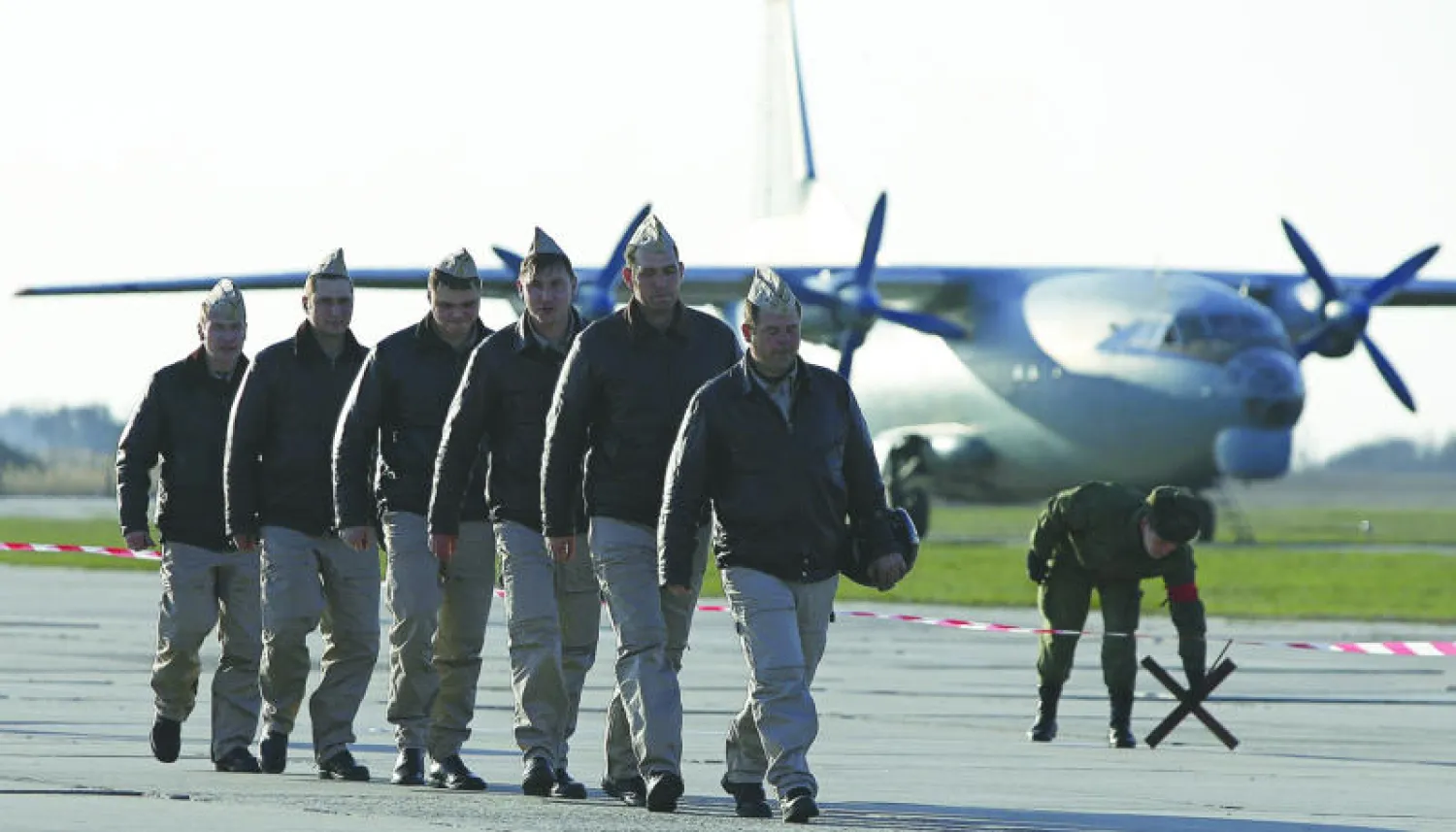 طيارون روس  لدى وصولهم من سوريا إلى قاعدة جوية في جنوب روسيا (أ.ف.ب)