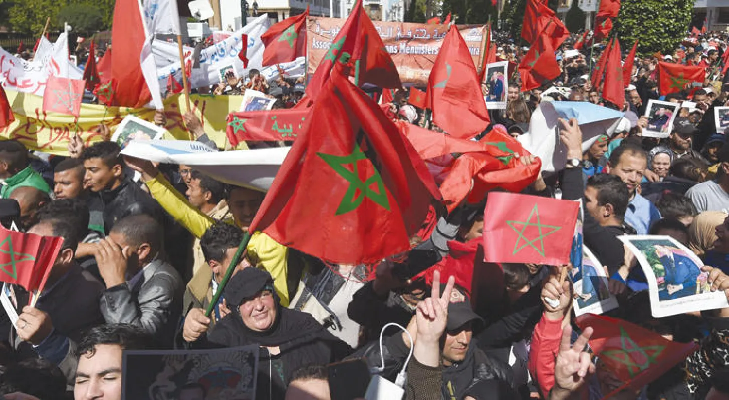 آلاف المغاربة يحملون الأعلام الوطنية خلال مظاهرة ضد تصريحات الأمين العام للأمم المتحدة بشأن الصحراء في العاصمة الرباط الاسبوع الماضي (أ.ف.ب)