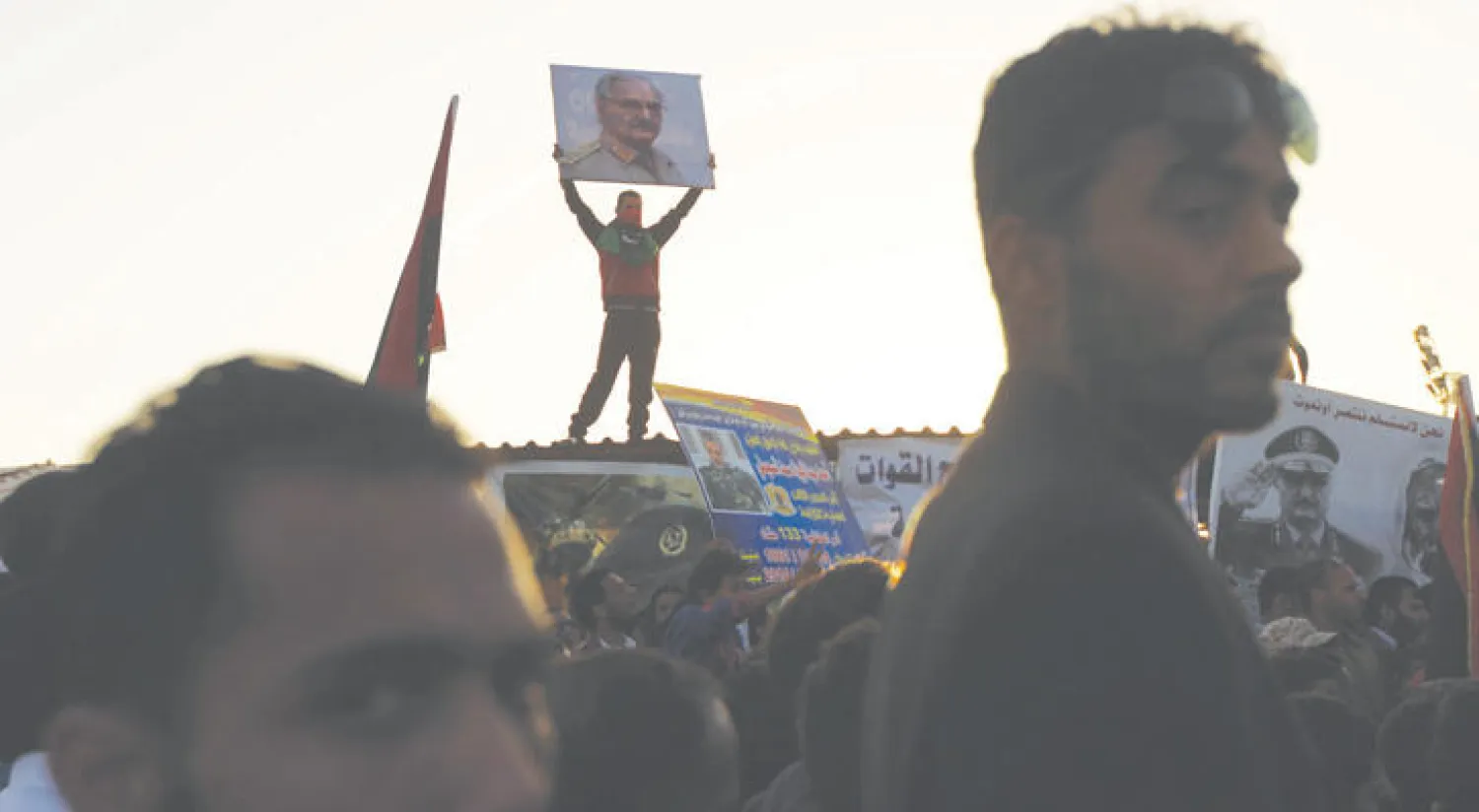 ليبي يرفع صورة الفريق خليفة حفتر خلال المظاهرات التي نظمت في بنغازي لمساندة الجيش (أ.ف.ب)