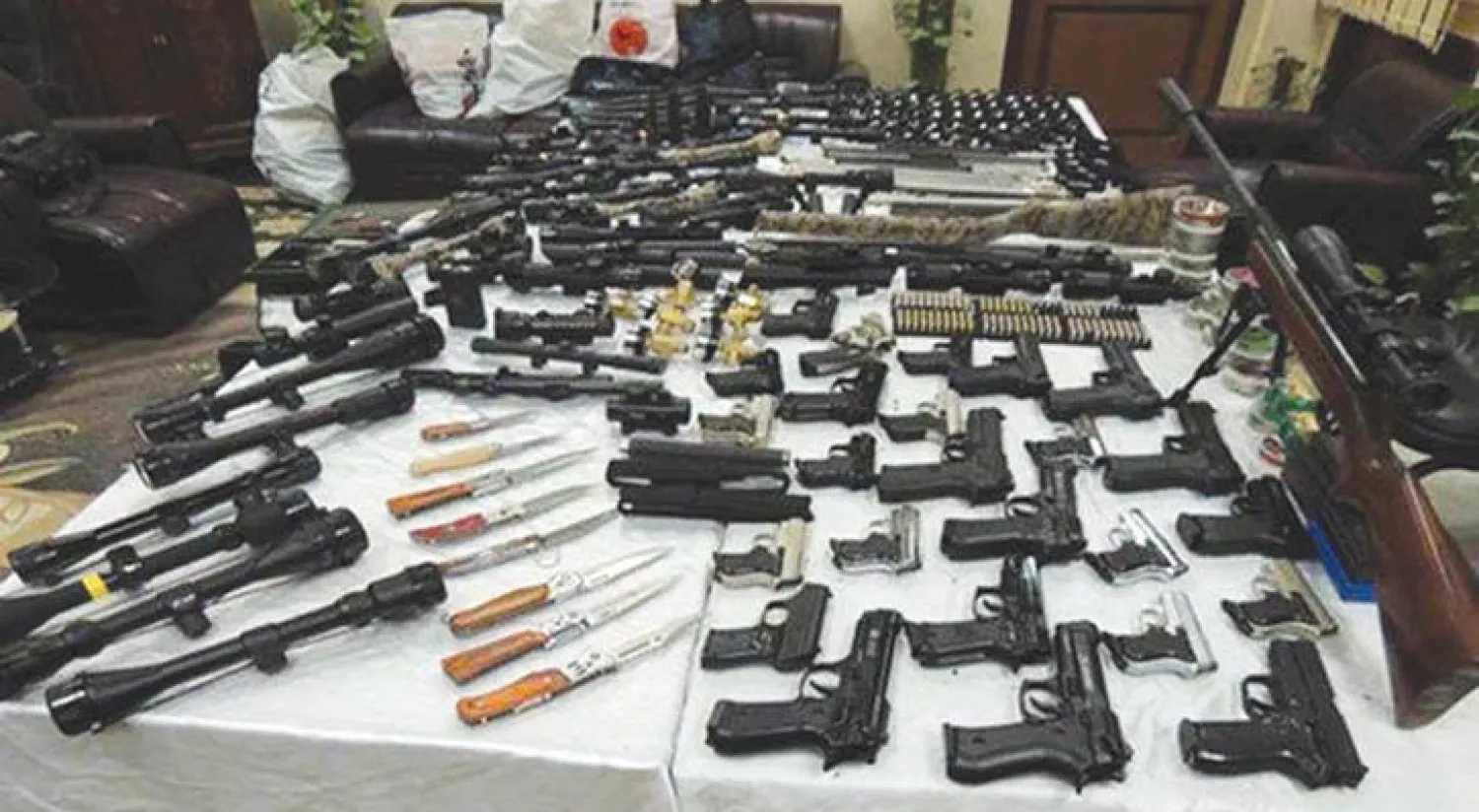 كميات كبيرة من الأسلحة ضبطتها السلطات البحرينية عمدت إيران وحزب الله إلى تهريبها إلى دول خليجية لزعزعة استقرارها