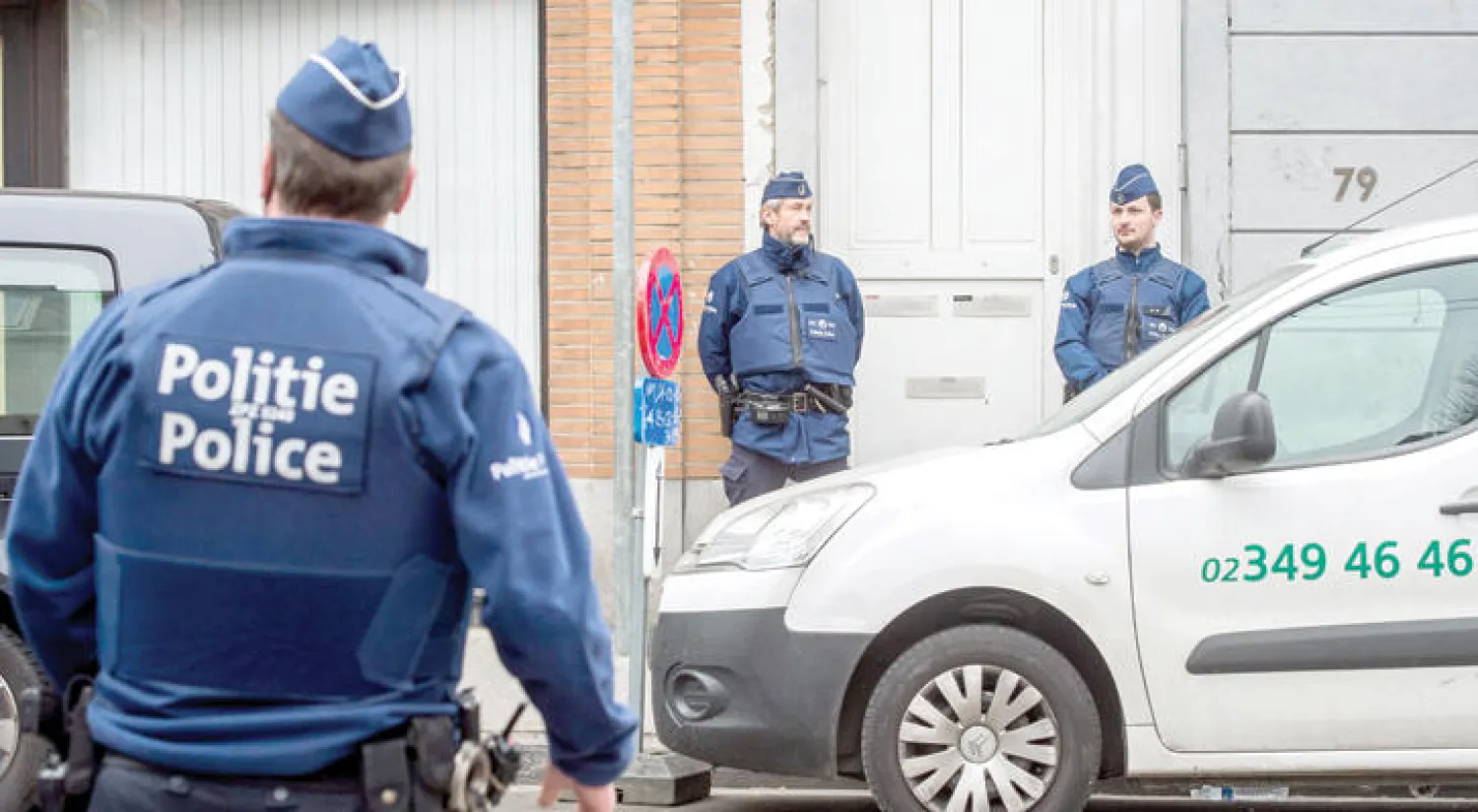 رجال الشرطة البلجيكية يحرسون المنزل الذي اختبأ فيه المطلوب الأول صلاح عبد السلام في حي مولنبيك عقب مداهمته أول من أمس (إ.ب.أ)