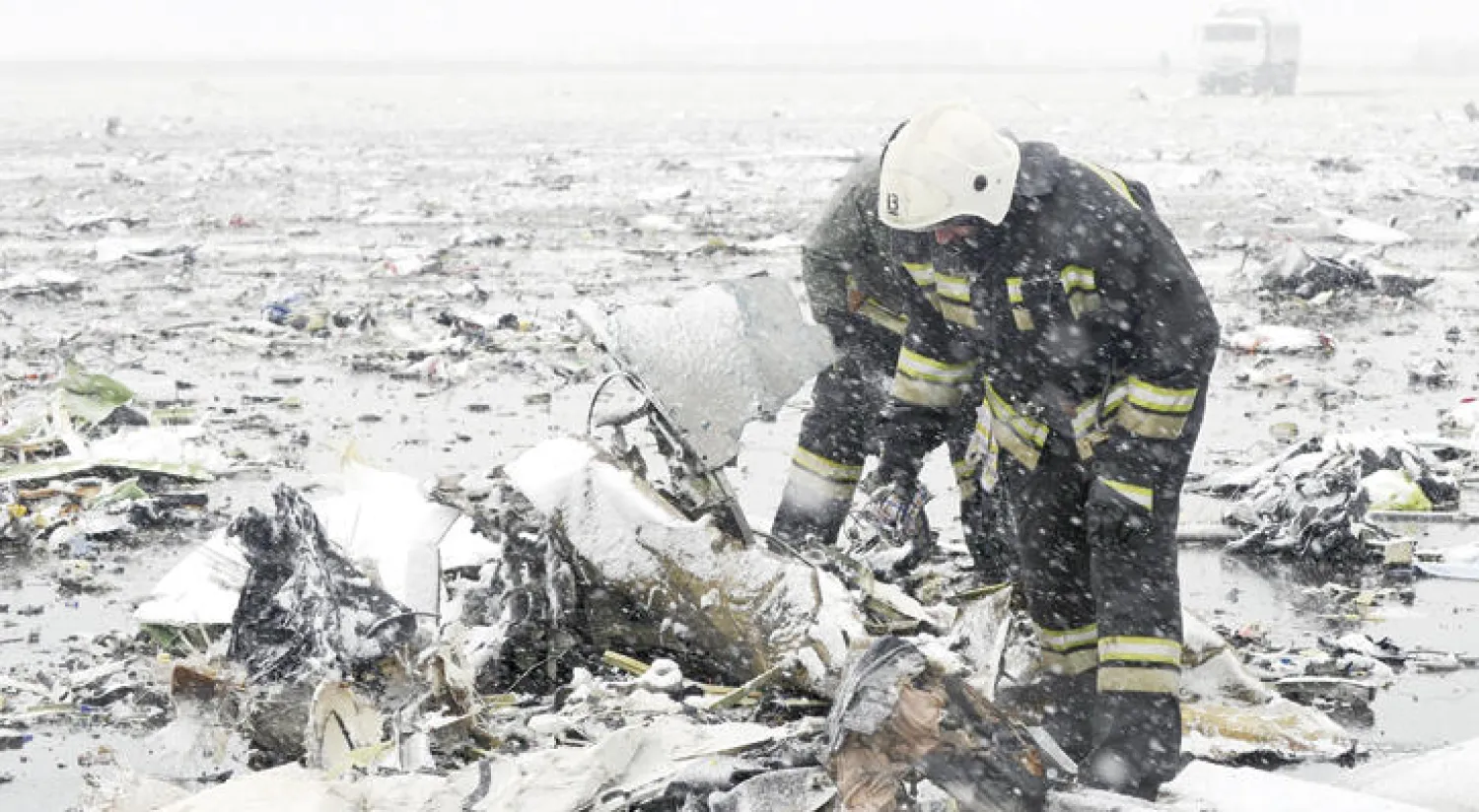 رجال الإغاثة الروس يفحصون بقايا حطام طائرة «فلاي دبي» من طراز بوينغ «737-800» بعد تحطمها أثناء هبوطها في مطار مدينة روستوف أون دون، في وقت مبكر من يوم أمس (رويترز)