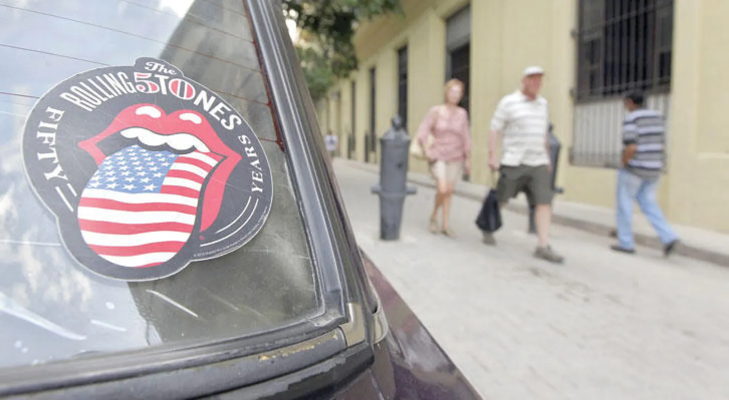 ملصق حفل فرقة رولينغ ستونز على سيارة في العاصمة الكوبية هافانا (إ.ب.أ)