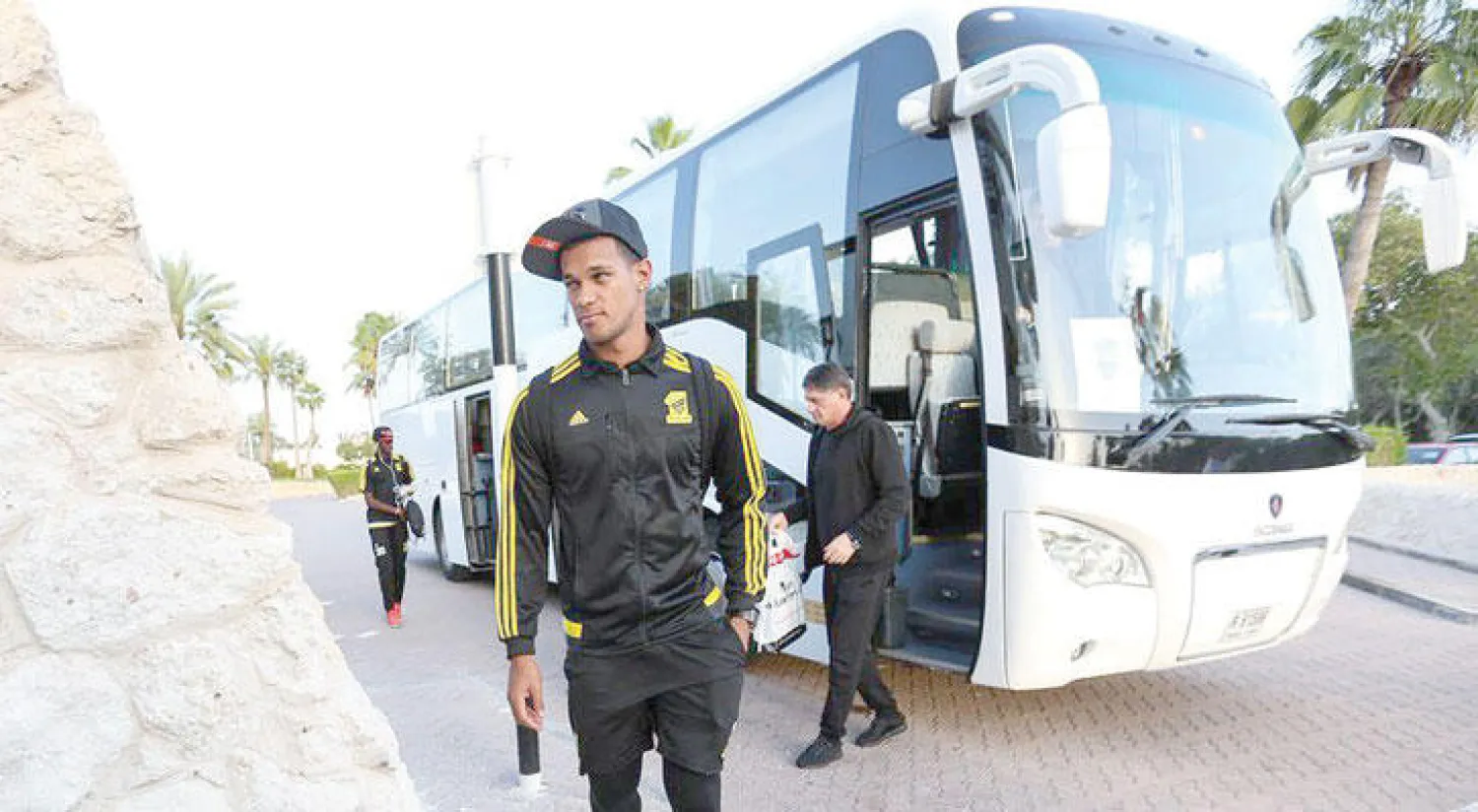 ريفاس لاعب الاتحاد لدى وصول بعثة الفريق إلى دبي (المركز الإعلامي)