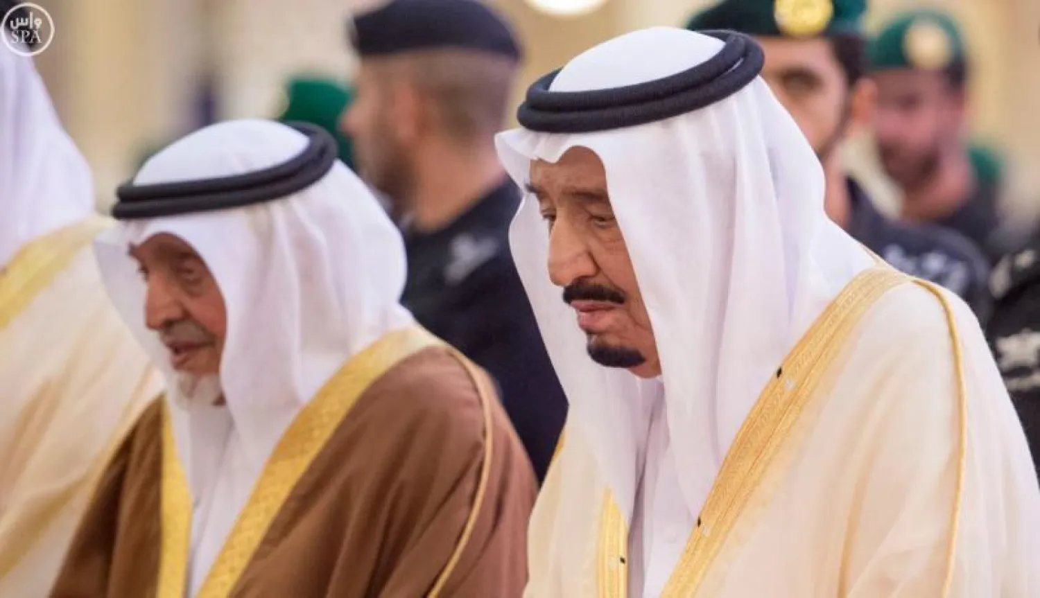 خادم الحرمين الشريفين يؤدي صلاة الميت على الأمير بندر بن سعود بن عبد العزيز