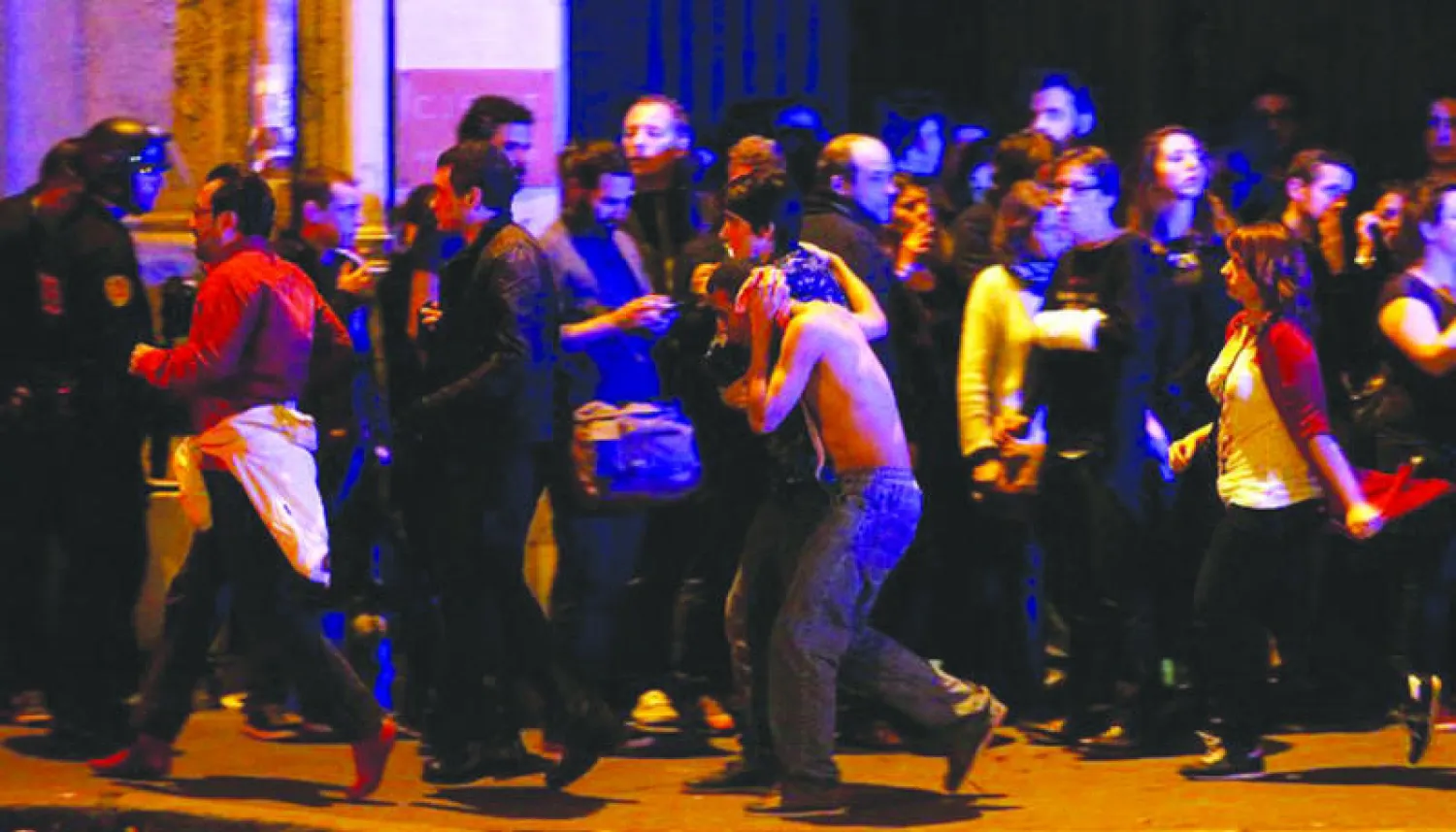 رواد مسرح باتاكلان يهربون من موقع تفجيرات نوفمبر الماضي (نيويورك تايمز)