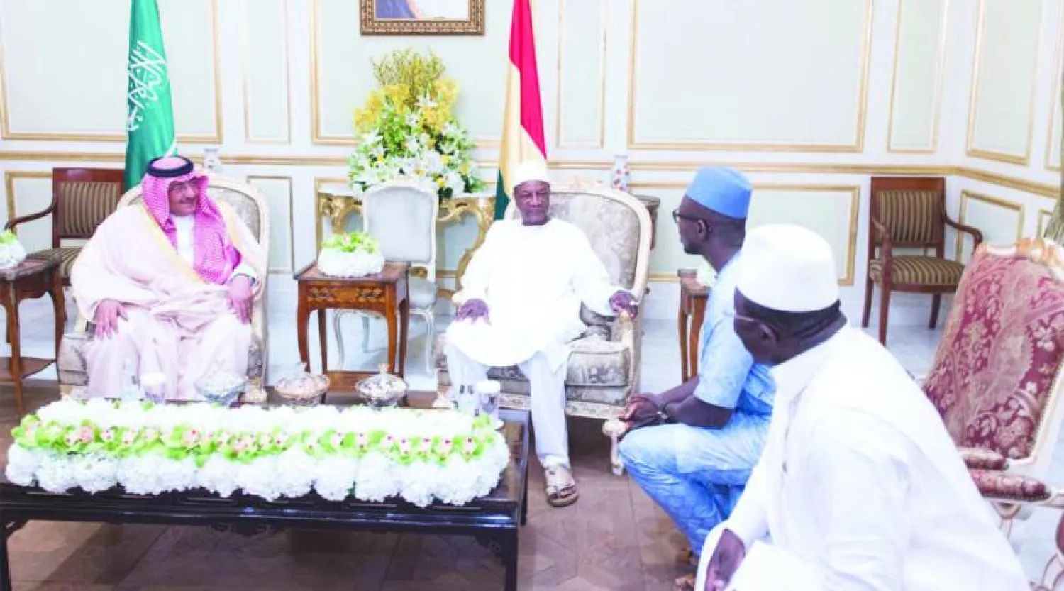 ولي العهد السعودي لدى لقائه مع رئيس جمهورية غينيا حيث بحثا العلاقات الثنائية بين البلدين (واس)