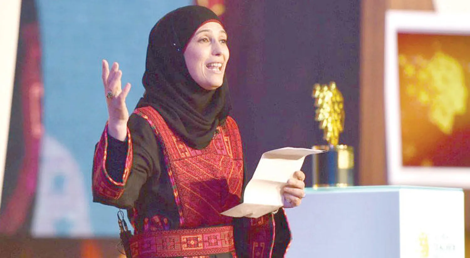حنان الحروب.. المعلمة الفلسطينية التي فازت بجائزة أفضل معلم في العالم لهذا العام (إي بي إيه)
