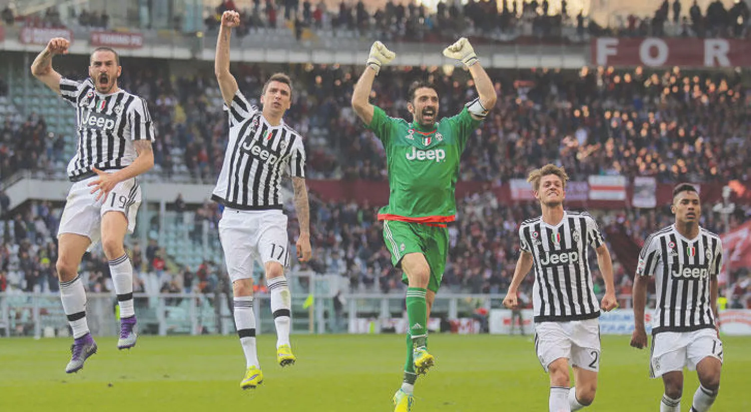 بوفون يتوسط لاعبي يوفنتوس احتفالاً بالفوز على تورينو (أ.ف.ب)