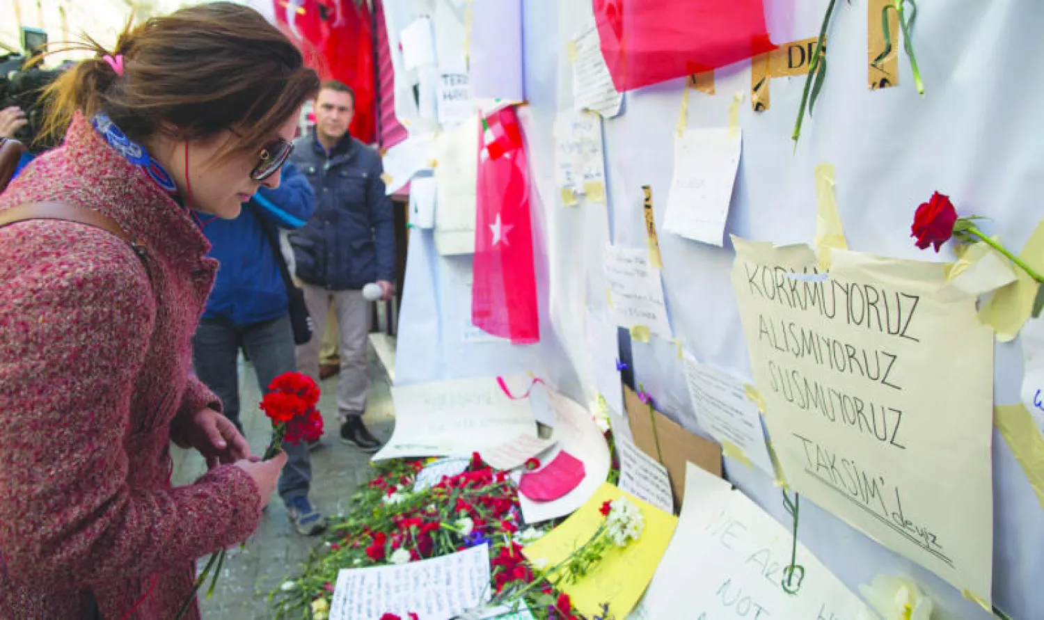 مواطنون اتراك في موقع انفجار في شارع الاستقلال في اسطنبول بتركيا الذي أدى إلى سقوط أربعة قتلى أجانب أول من أمس (إ.ب.أ)