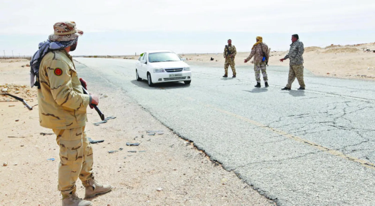 جنود ليبيون يقومون بدوريات للتفتيش في غرب مدينة سرت التي شهدت مواجهات مسلحة (رويترز)