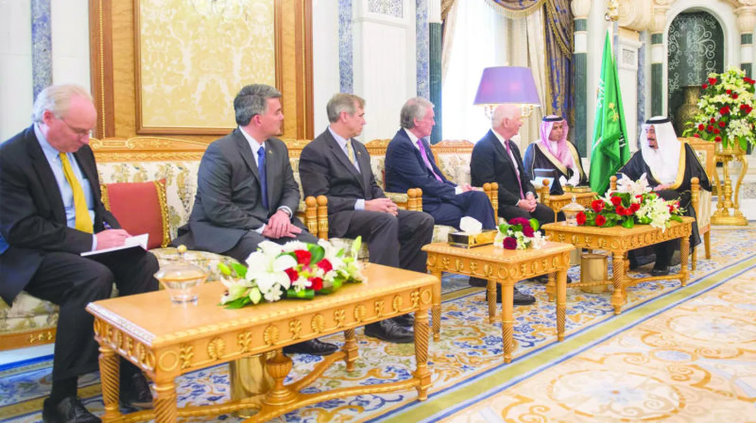 خادم الحرمين الشريفين الملك سلمان بن عبد العزيز لدى لقائه وفد الكونغرس الأميركي أمس (واس)