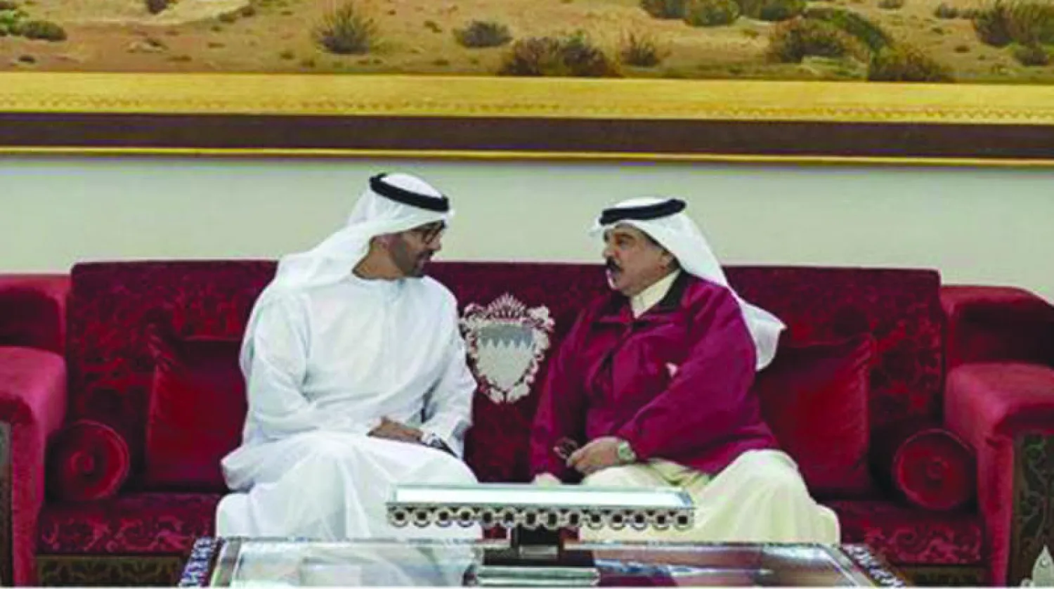 الملك حمد بن عيسى آل خليفة خلال لقائه بالشيخ محمد بن زايد يوم أمس في العاصمة البحرينية (وام)