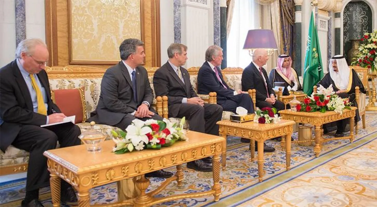 خادم الحرمين يستعرض علاقات الصداقة والتعاون مع وفد الكونغرس الأميركي