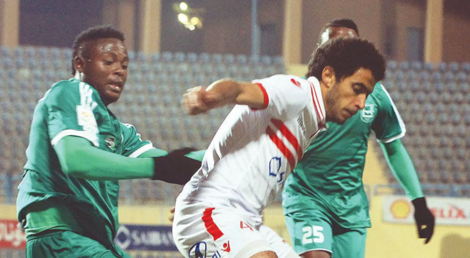 عمر جابر لاعب الزمالك يسيطر على الكرة قبل لاعبي دوالا الكاميروني في إياب الدور الأول (إ.ب.أ)