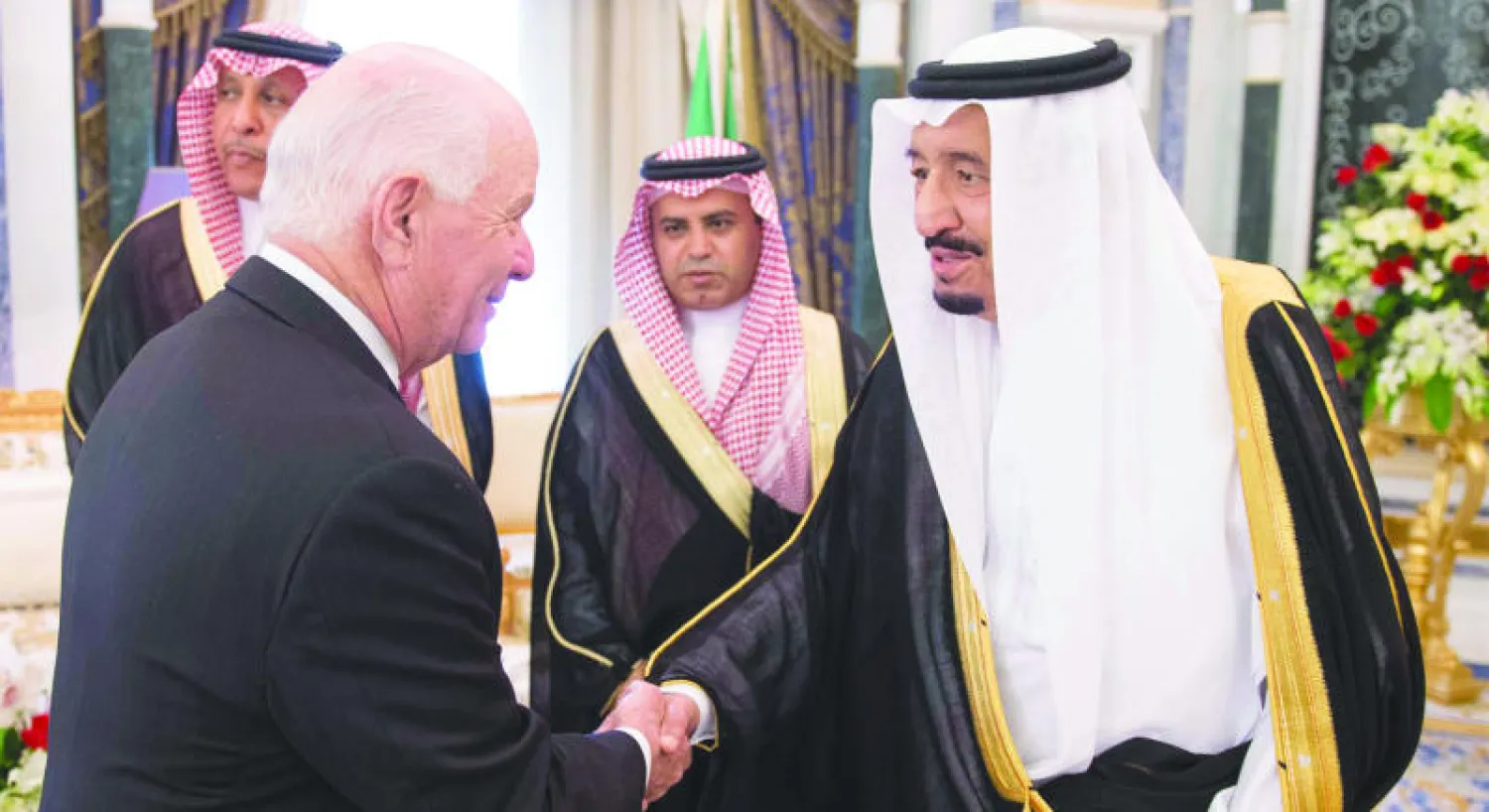 خادم الحرمين الشريفين الملك سلمان بن عبد العزيز لدى استقباله وفد الكونغرس الأميركي أمس. (واس)