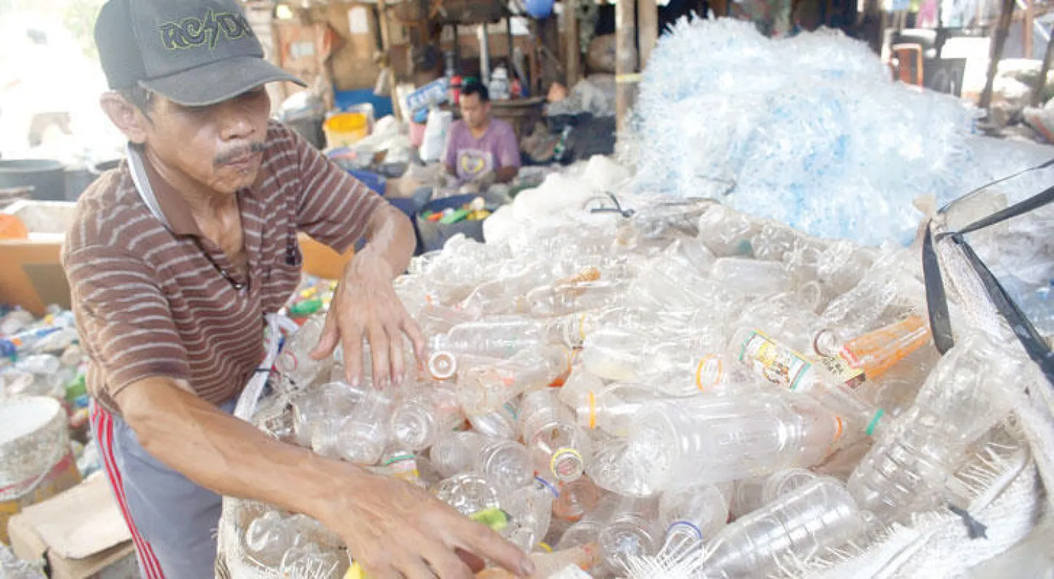 أكوام من النفايات في طريقها لتصبح وقوداً