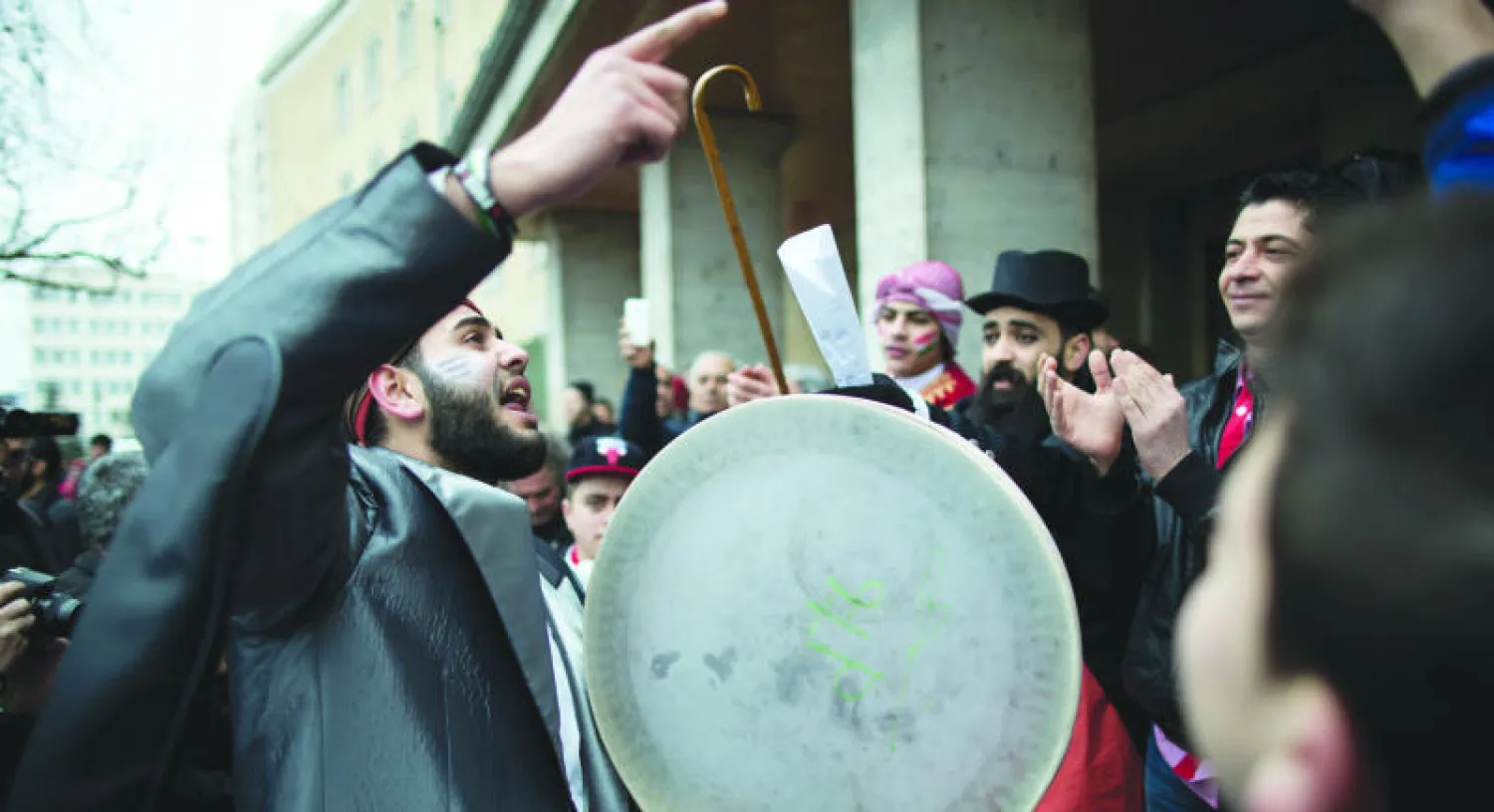 ألمان ومهاجرون يتظاهرون ضد العنصرية تجاه اللاجئين في برلين أمس (أ.ف.ب)