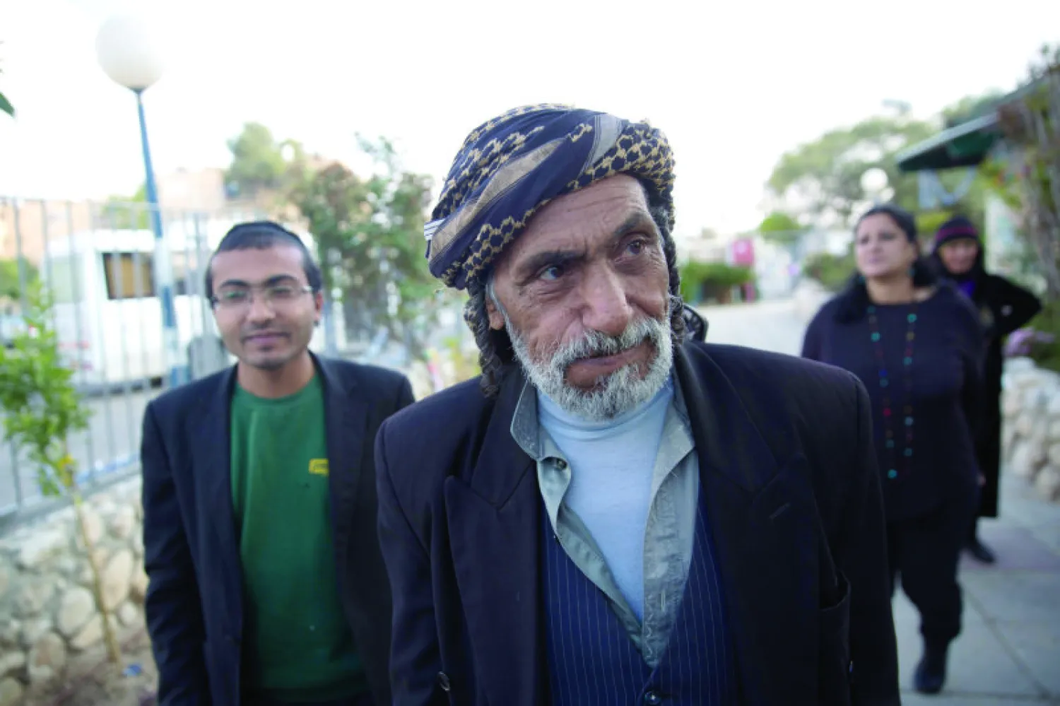 يهود يمنيون في مركز الهجرة في تل أبيب بعد وصولهم إلى إسرائيل في رحلة سرية استغرقت وقتاً وجهداً (أ.ف.ب)