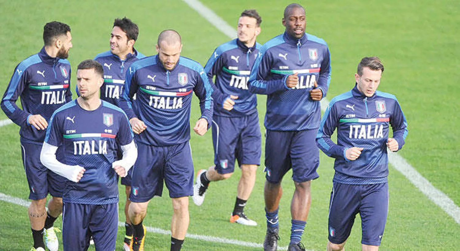 لاعبو إيطاليا خلال التدريبات أمس استعدادا لمواجهة إسبانيا (ا  ب ا )