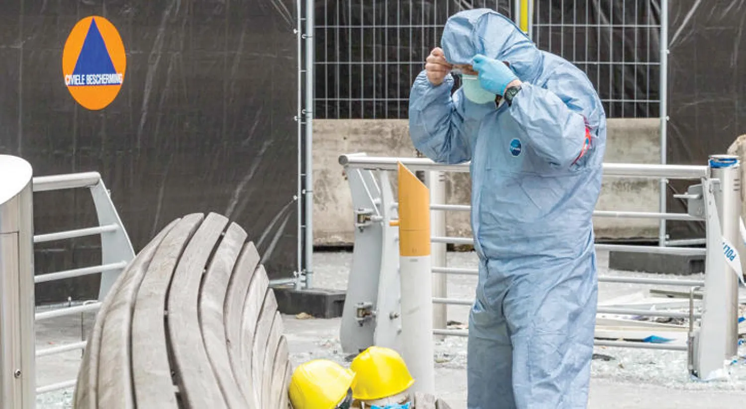 خبير بالطب الشرعي يعاين الأغراض المتضررة بسبب التفجيرات في مطار زافينتيم ببروكسل أمس (أ.ف.ب)