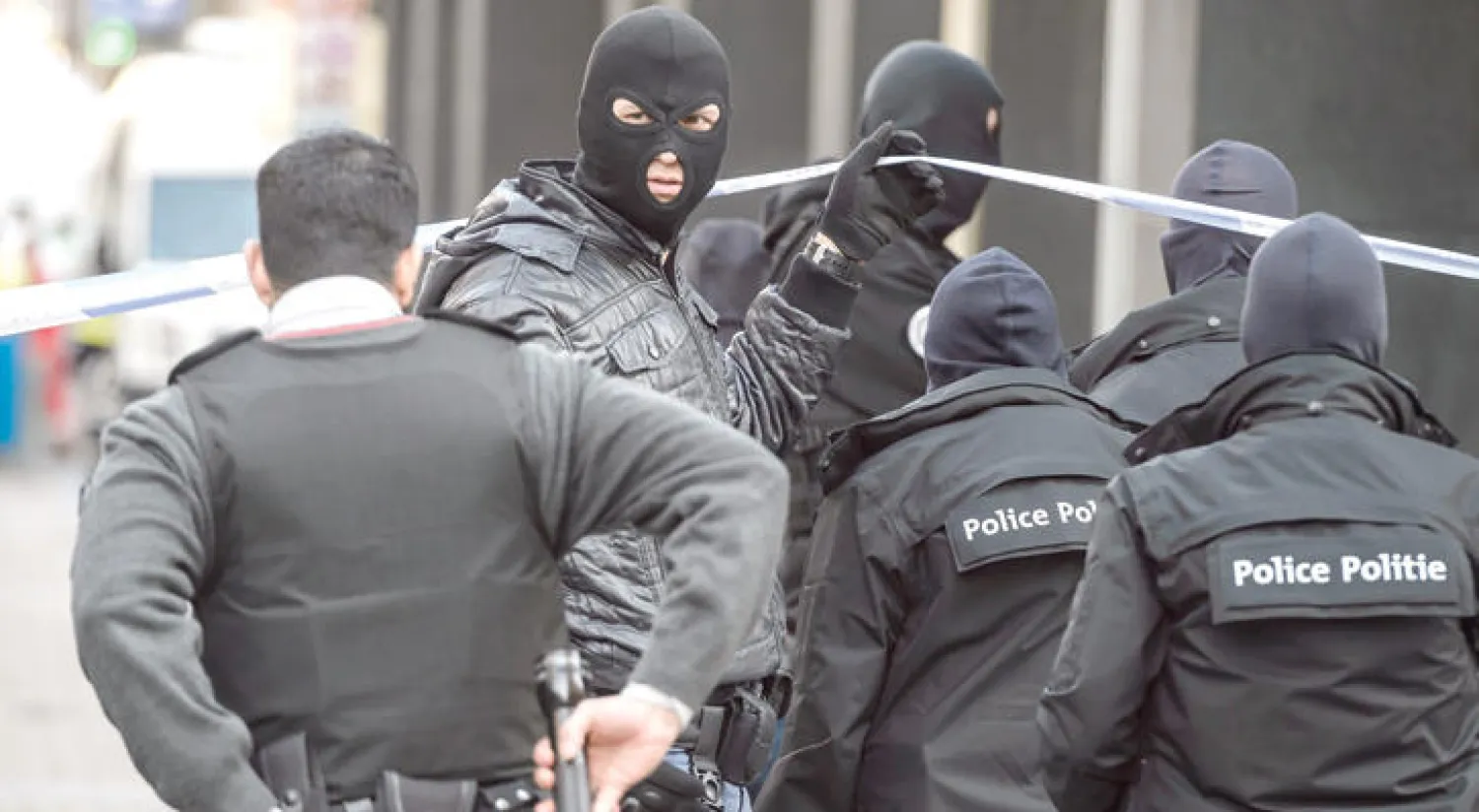 عناصر من الشرطة البلجيكية يعززون وجودهم إثر التفجيرات داخل محطة قطار الأنفاق مايلبيك   (إ.ب.أ)