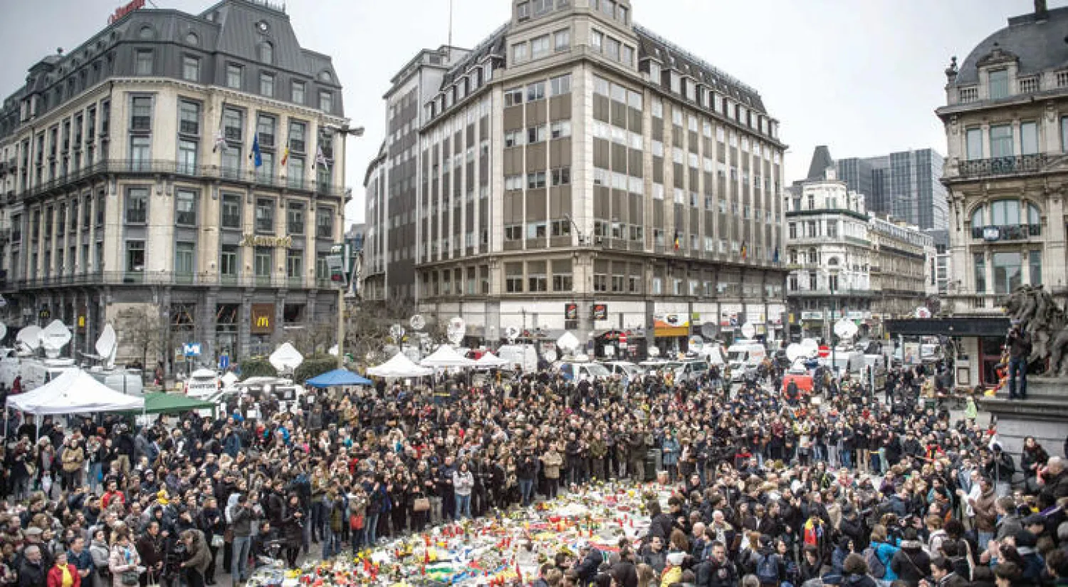 آلاف الناس مجتمعون في ساحة لابورس ببروكسل لتكريم ضحايا الاعتداءات الإرهابية أول من أمس (إ.ب.ا)