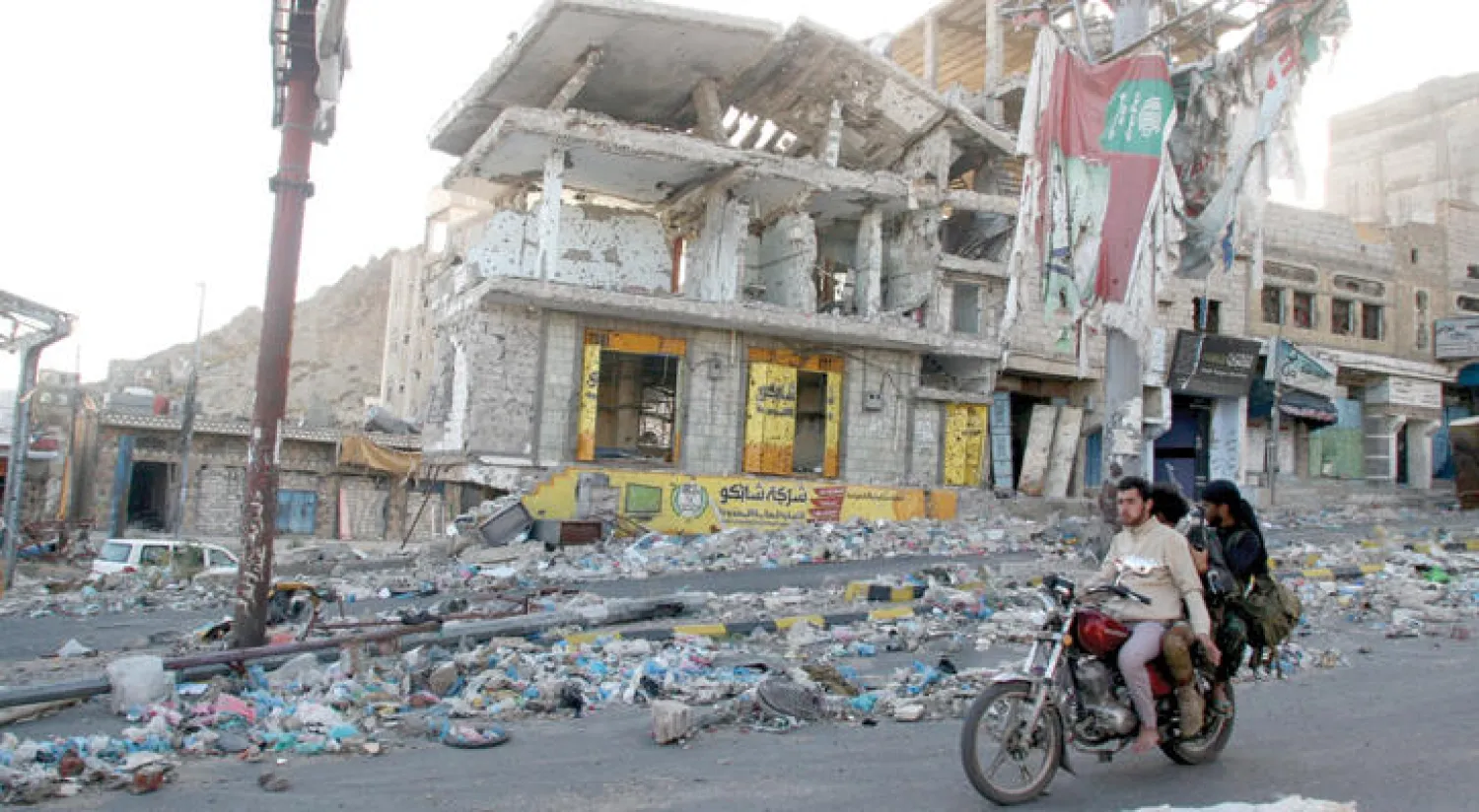 الدمار الذي لحق بمدينة تعز التي ظلت تحت الحصار لعدة شهور من قبل الميليشيات الانقلابية (رويترز)