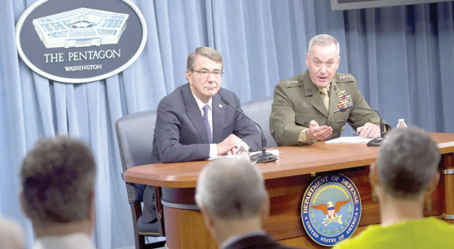 وزير الدفاع الأميركي أشتون كارتر ورئيس الأركان المشتركة الجنرال جوزيف دانفورد لدى حضورهما المؤتمر الصحافي في البنتاغون بواشنطن أمس (أ.ف.ب)
