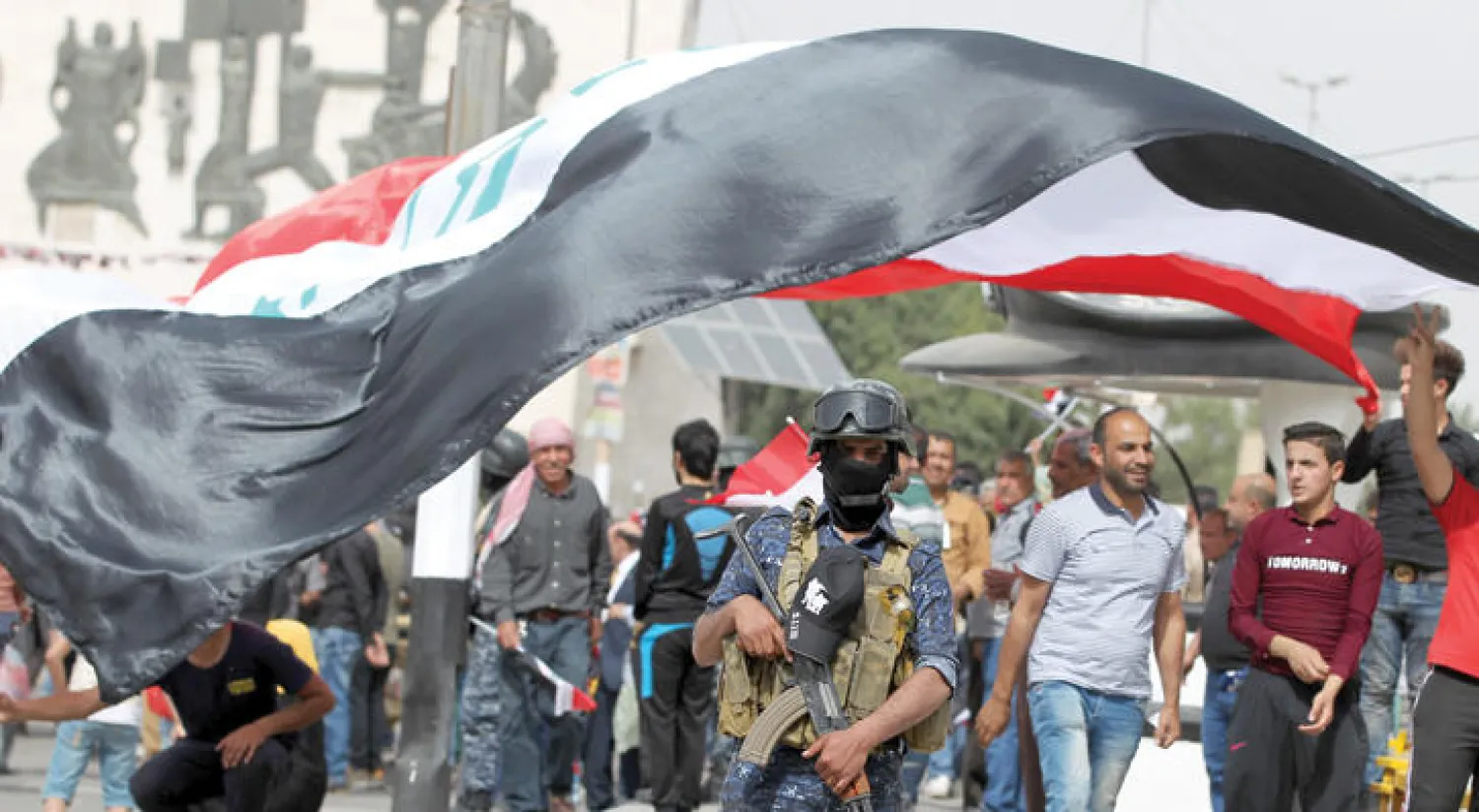 قوات امن عراقية في حراسة أمام المنطقة الخضراء حيث يتظاهر مؤيدو التيار الصدري (أ.ف.ب)