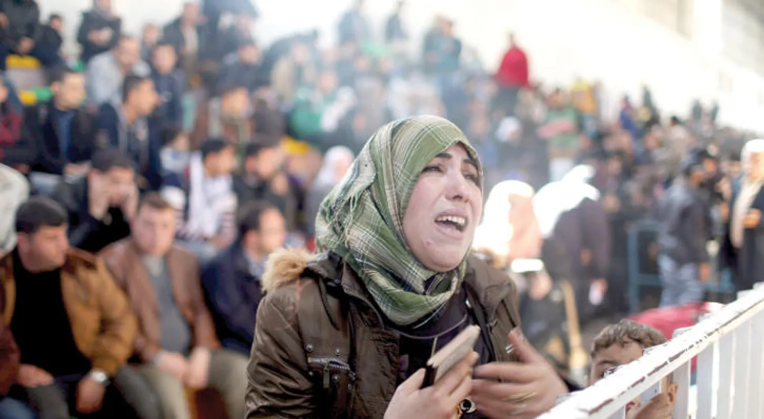 فلسطينية تبكي في انتظار حصولها على تصريح لعبور معبر رفح  وهو المطلب الذي تطالب بها حماس الجانب المصري (رويترز)