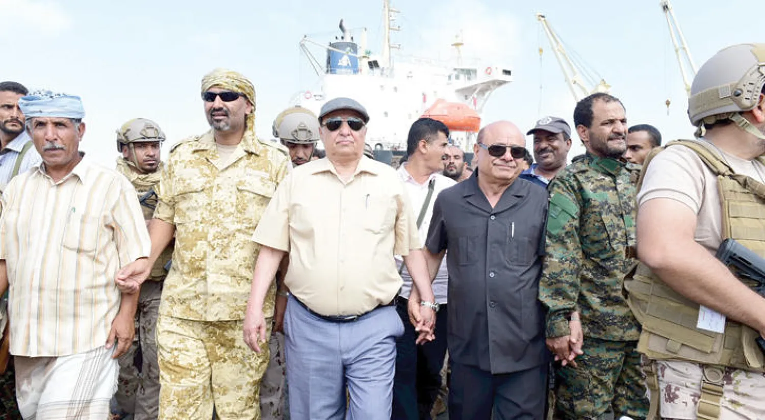 الرئيس هادي (وسط) خلال جولة سابقة في ميناء المعلا مع قيادات أمنية وسياسية في العاصمة المؤقتة عدن (رويترز)