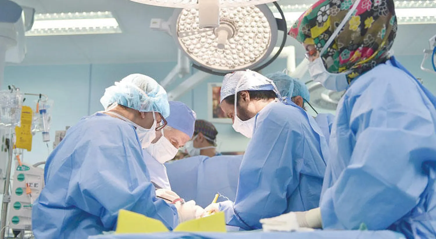 فريق الأطباء داخل غرفة العمليات