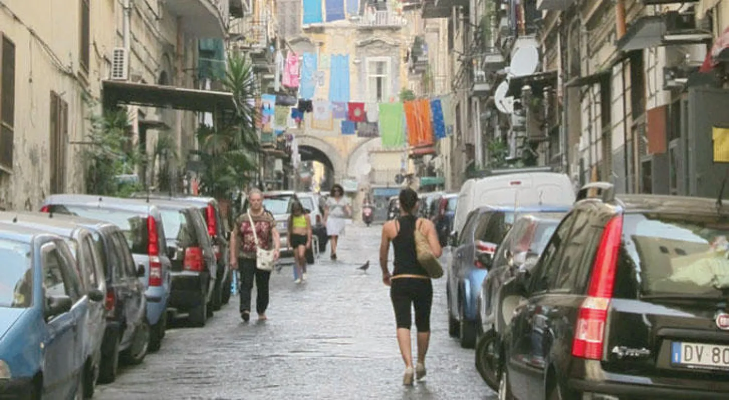 نابولي (إيطاليا) حيث استلهمت فيرانتي رواياتها