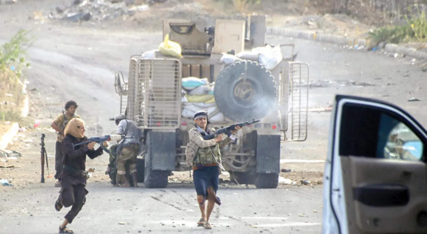مسلحون من لجان المقاومة الشعبية المؤيدة للشرعية أثناء اشتباكات مع قوات الحوثي في غرب محافظة تعز (أ. ف. ب)\