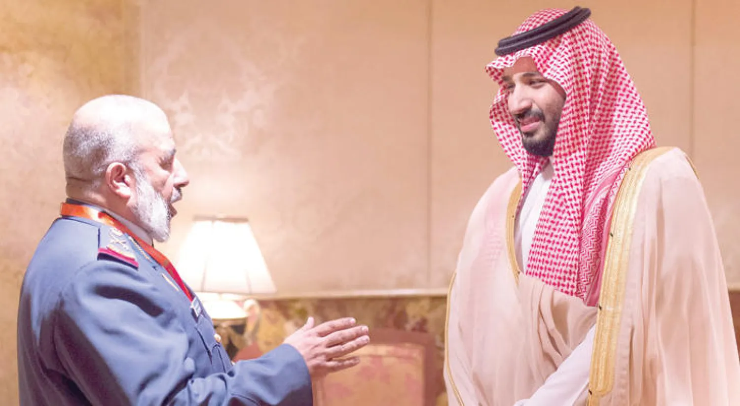 الأمير محمد بن سلمان يصافح اللواء الركن غانم شاهين الغانم رئيس هيئة الأركان القطرية