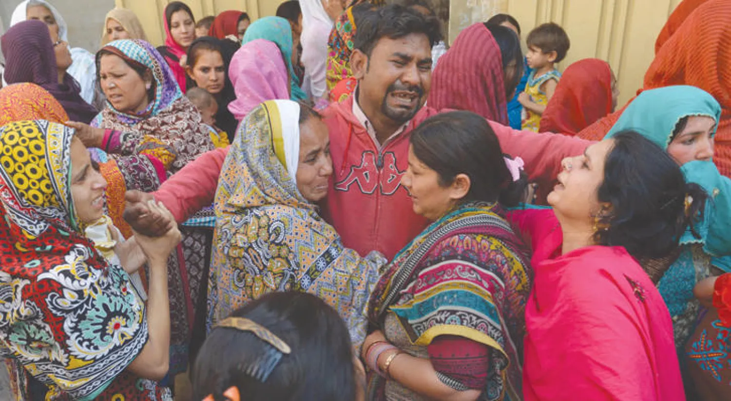 سكان لاهور يودعون ضحاياهم في الهجوم الانتحاري الذي استهدف متنزها مكتظا بالزوار كانوا يحتفلون بعيد الفصح أول من أمس (أ.ف.ب)