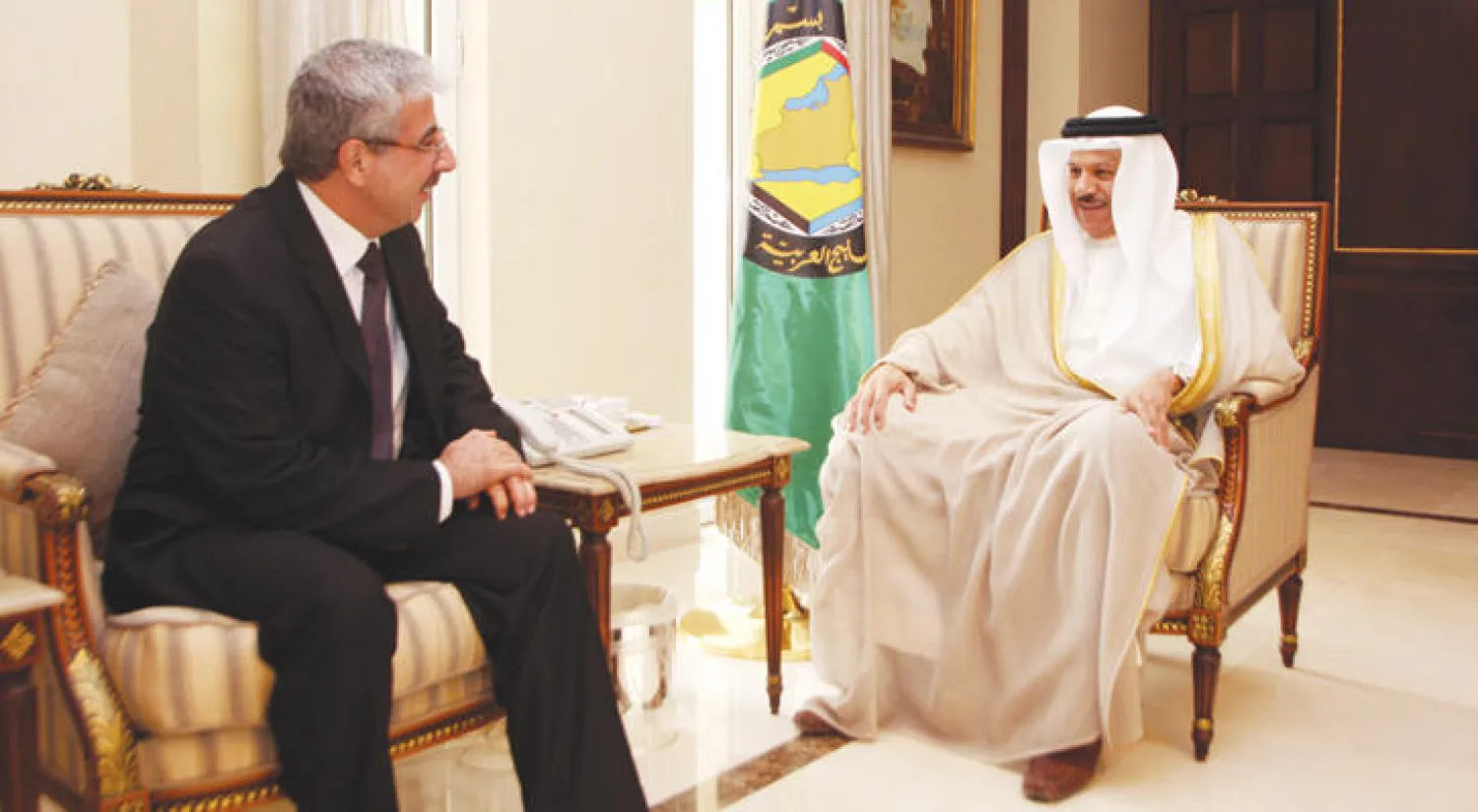 الدكتور عبد اللطيف الزياني أمين عام مجلس التعاون الخليجي خلال لقائه في الرياض مع السفير التونسي لدى السعودية لطفي بن قايد («الشرق الأوسط»)