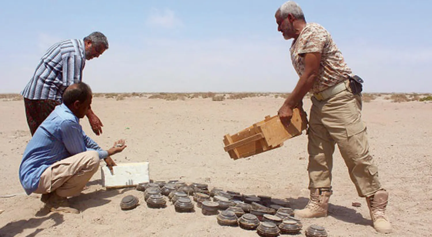 عناصر من الشرطة اليمنية يعاينون ألغاما أرضية خلفتها ميليشيات الحوثيين في ضواحي عدن (أ.ف.ب)