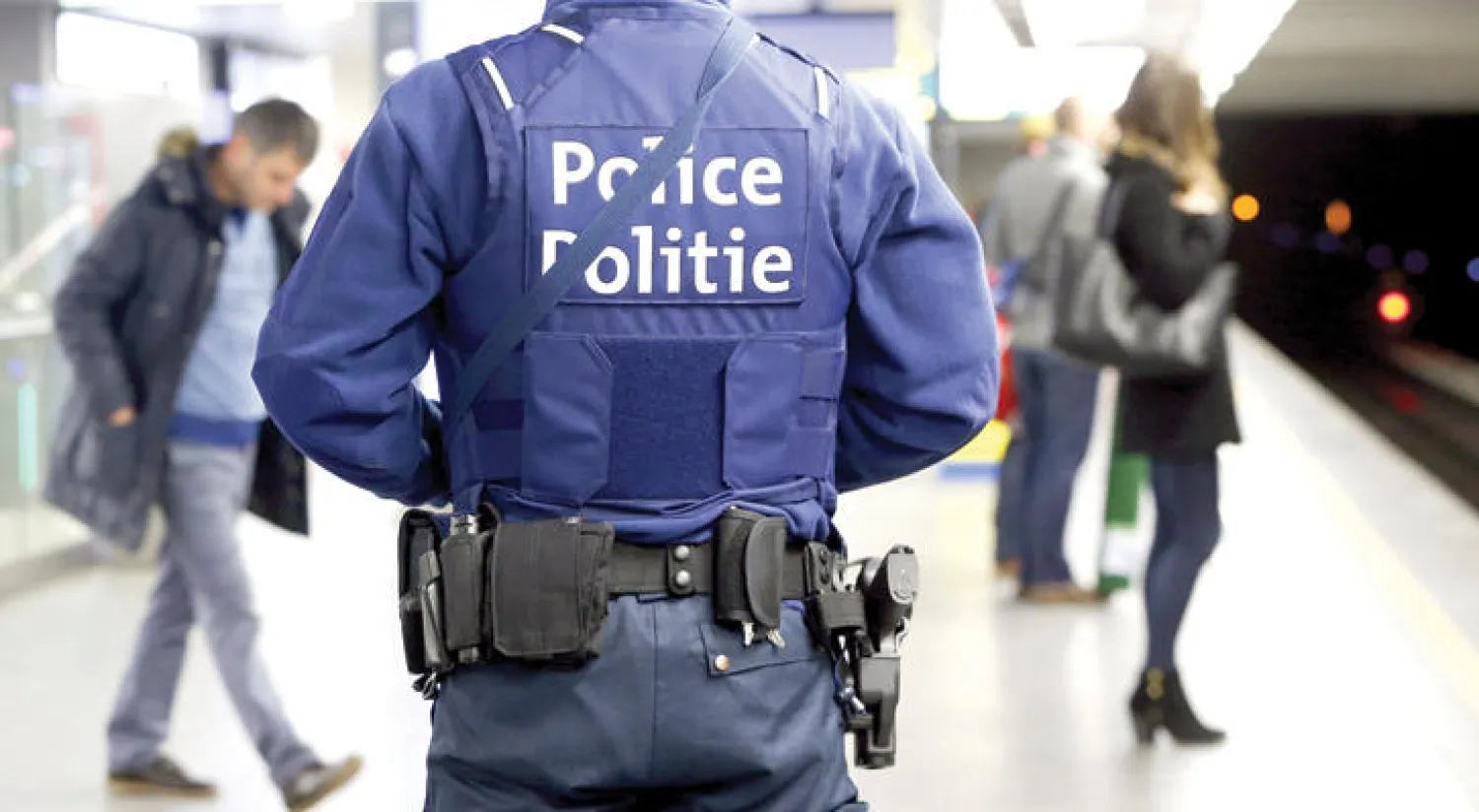 ضابط شرطة بلجيكي في إحدى محطات قطارات الأنفاق بعد أسبوع من العمليات الإرهابية التي ضربت العاصمة بروكسل (رويترز)