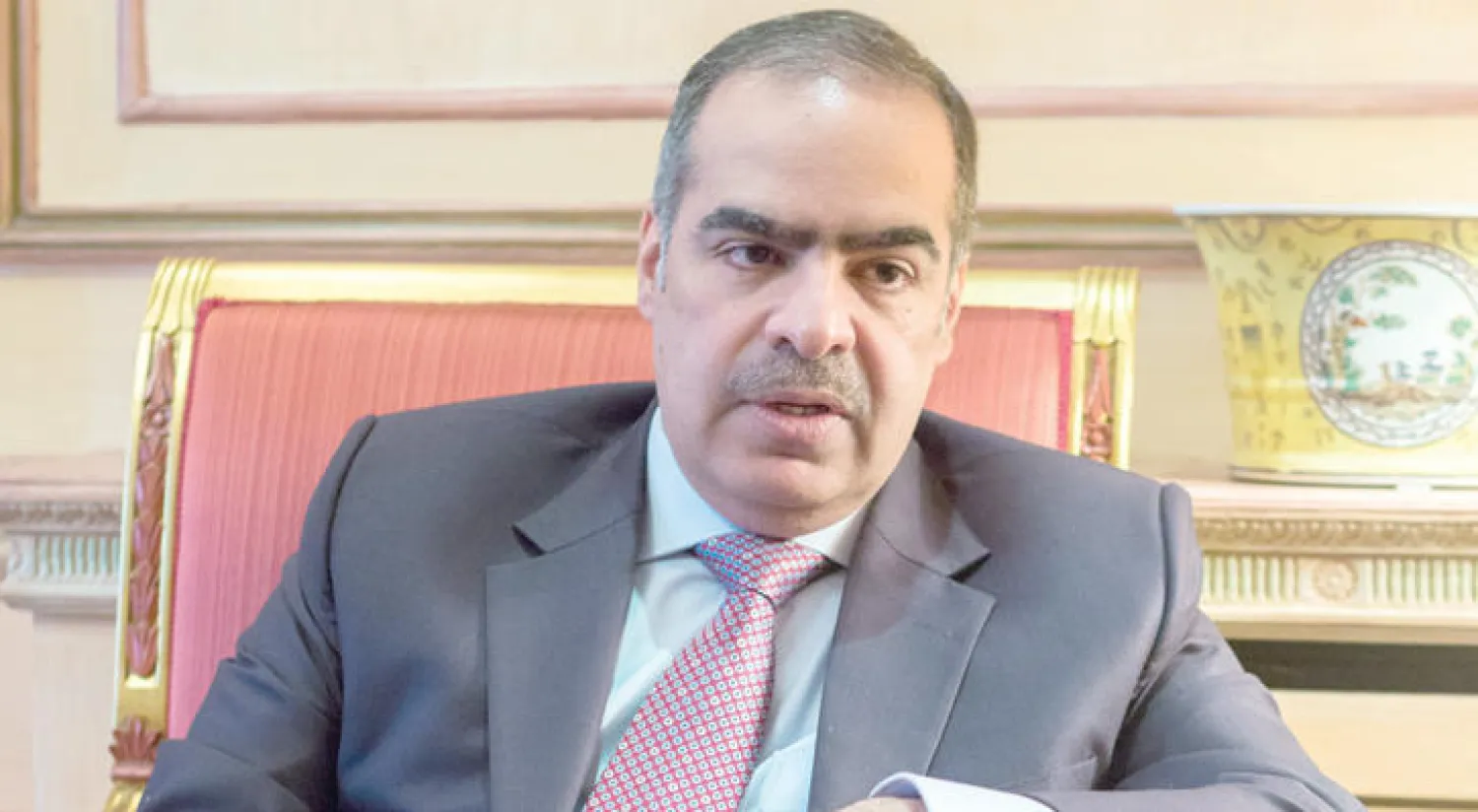 السفير البحريني لدى بريطانيا الشيخ فواز بن محمد آل خليفة خلال حواره مع «الشرق الأوسط» بمقر إقامته في لندن