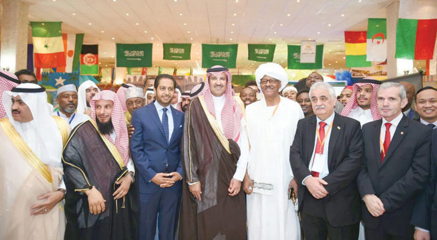 الأمير فيصل بن سلمان يتوسط عدد من سفراء وقناصل الدول العربية والإسلامية في حفل الافتتاح (واس)