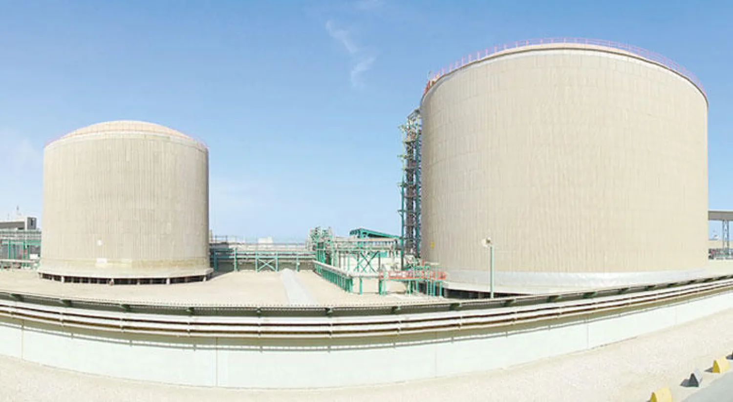 أحد مصانع الأسمدة الخليجية (رويترز)