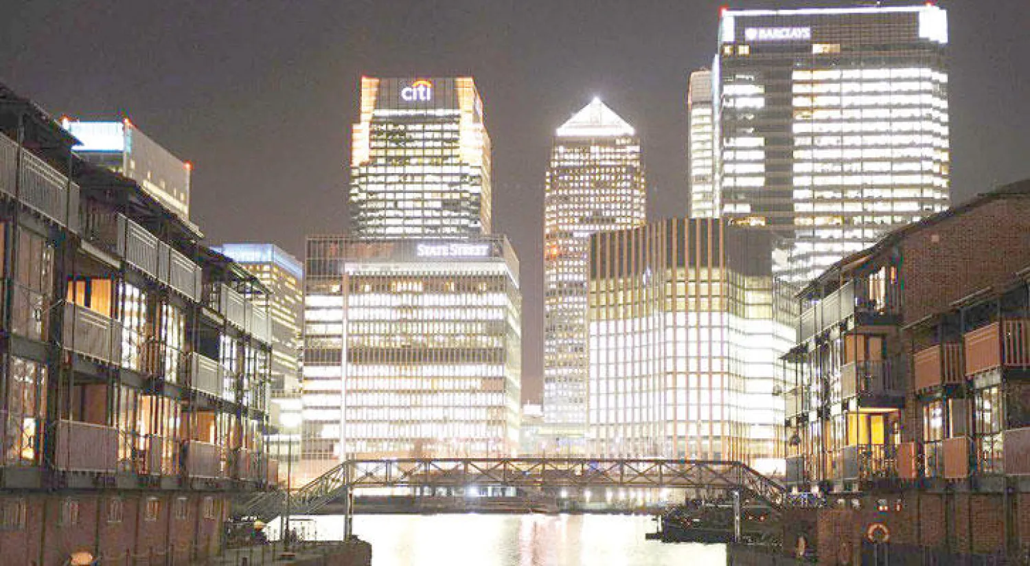 ضاحية كناري وارف التي تعد حي المال والأعمال في العاصمة البريطانية لندن (رويترز)