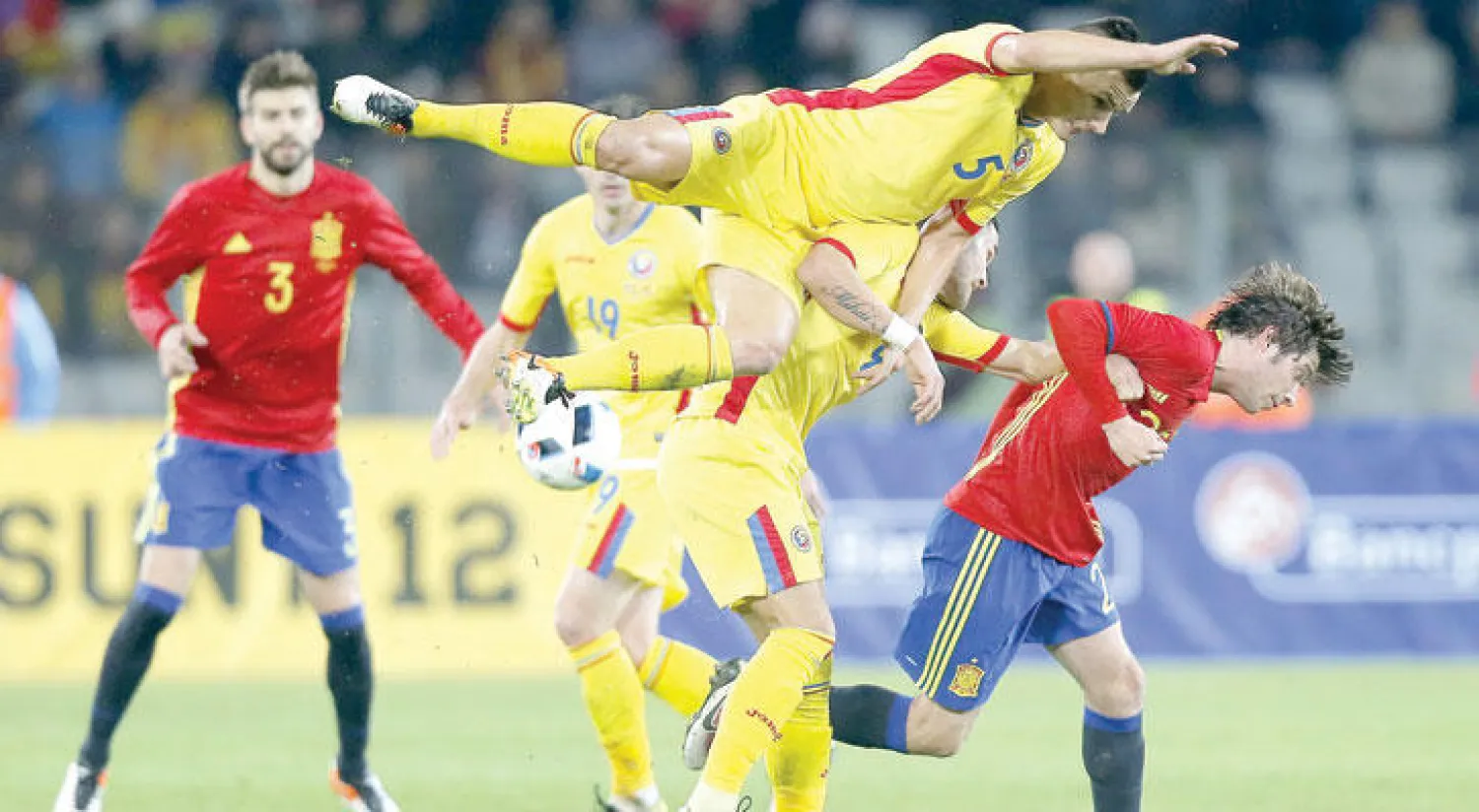 الإسبان (في قميصهم الأحمر) فشلوا في تحقيق الفوز على رومانيا (إ.ب.أ)