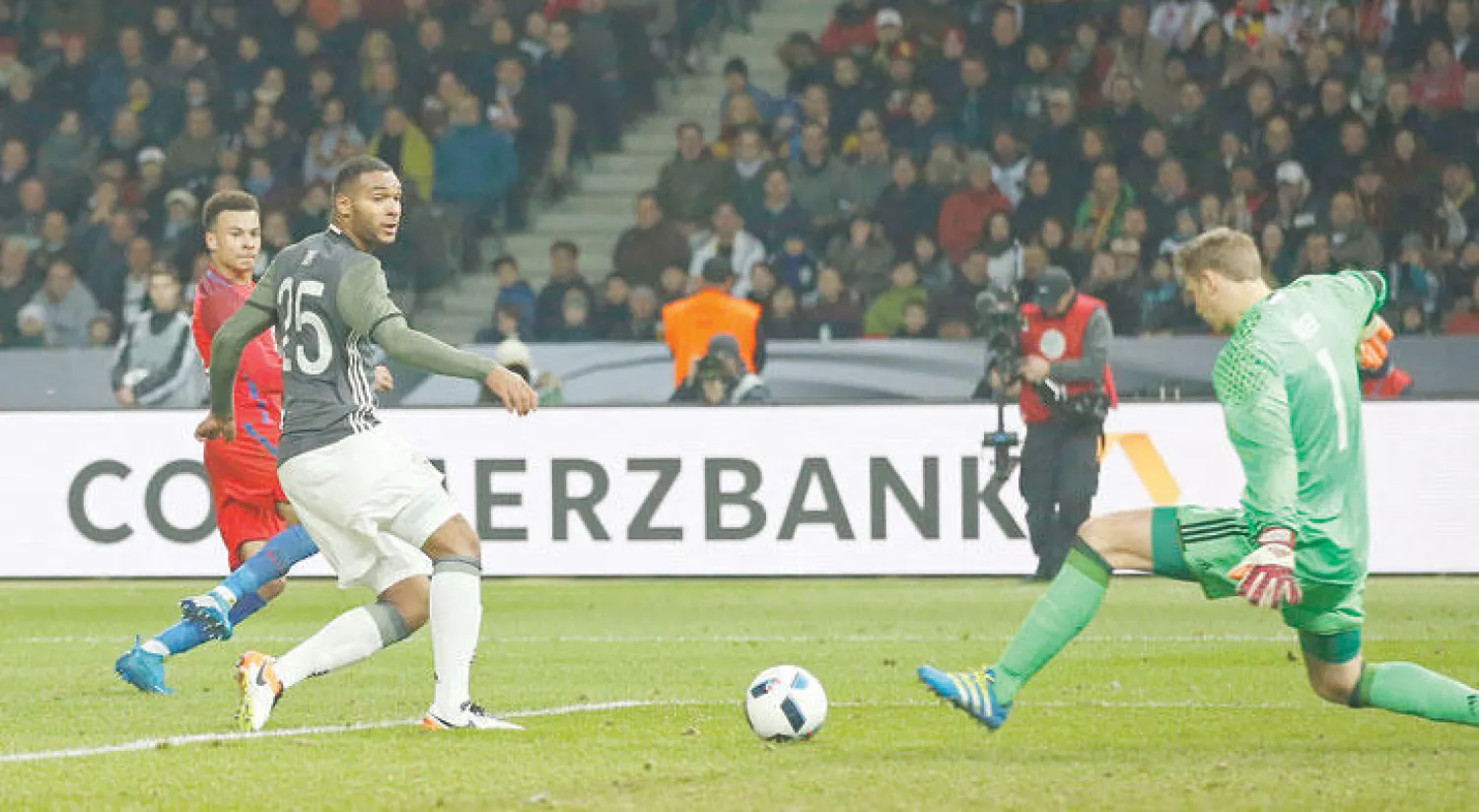 نوير حارس منتخب ألمانيا يصد تسديدة ديلي ألي (رويترز)