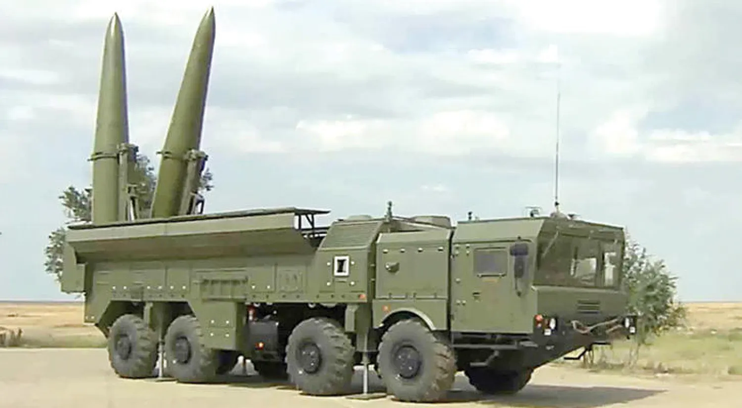 منظومة «إسكندر – أم» الروسية للصواريخ الهجومية التكتيكية بقاعدة «حميميم» في سوريا التي اطلع عليها الصحافيون الروس أخيرا (روسيا اليوم)