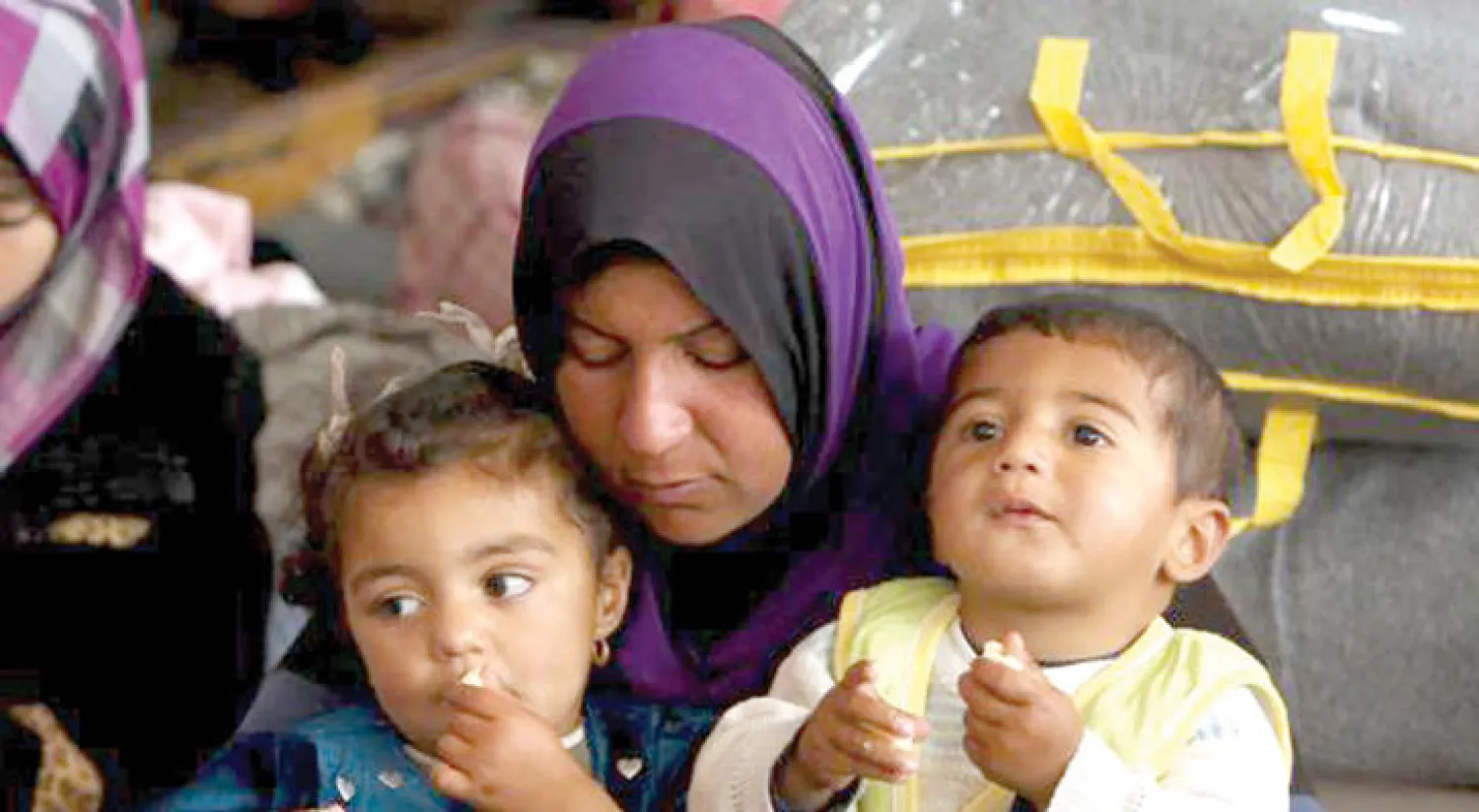 لاجئون في مخيم قرب الموصل بعد أن فر عشرات الآلاف من جرائم تنظيم «داعش» المتطرف (رويترز)