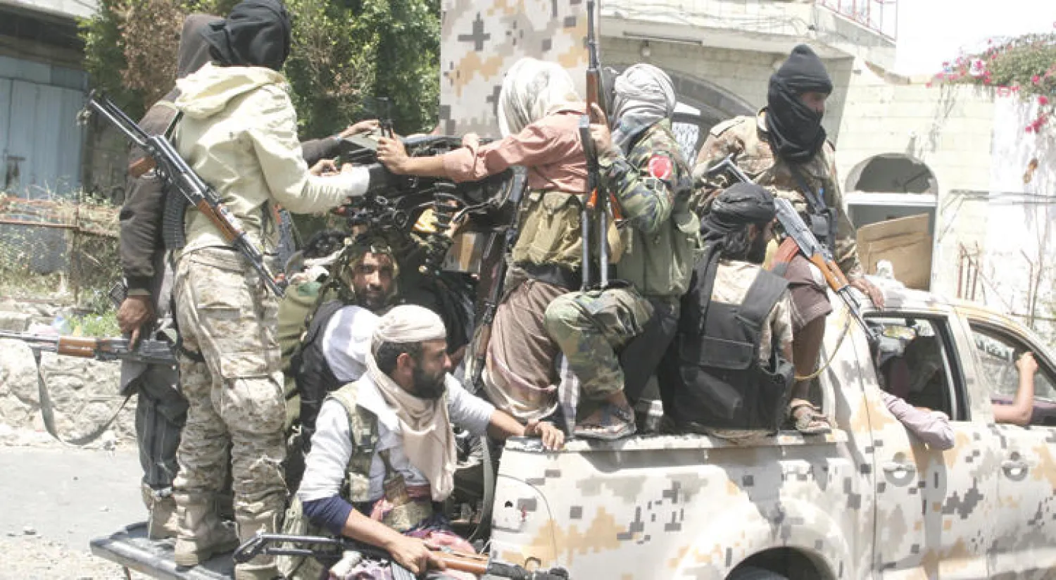 تجددت المواجهات شرق مدينة تعز أمس ووصفت بأنها الأعنف (رويترز)